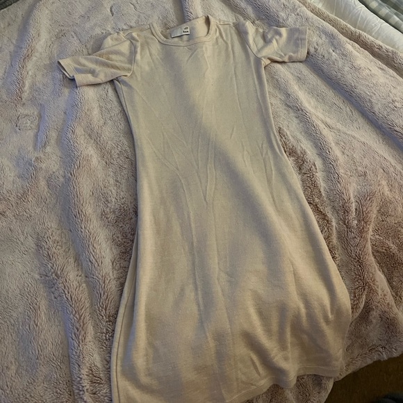 Wilfred Aritzia cream tshirt dress body on - Picture 1 of 1